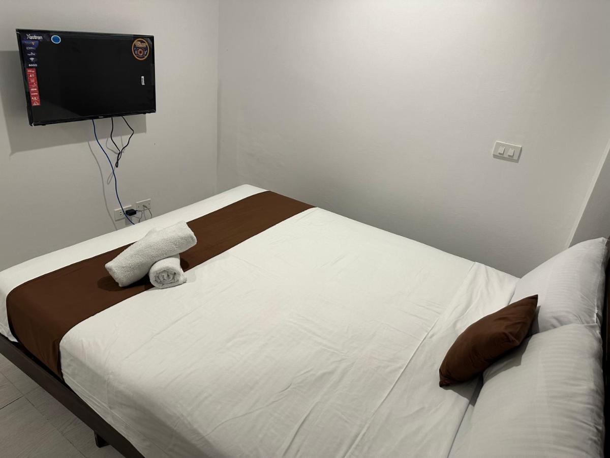 Aden Hotel Makati City Esterno foto