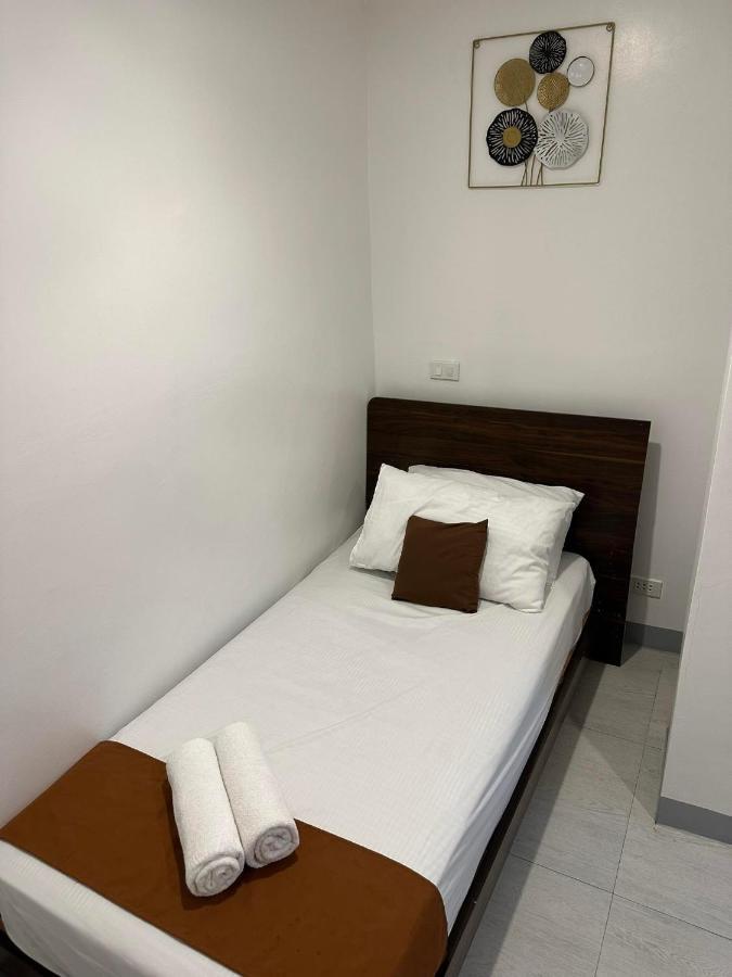 Aden Hotel Makati City Esterno foto